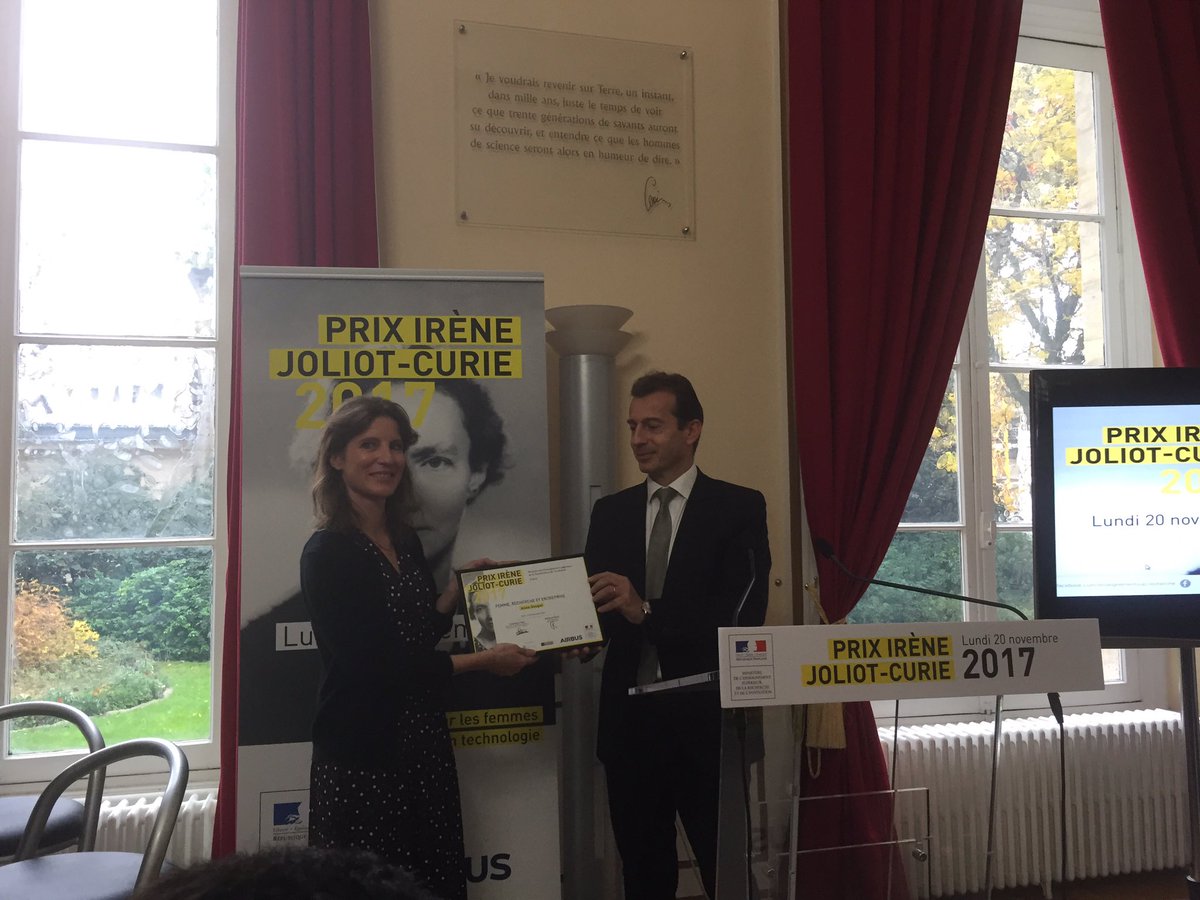 amariejonq's tweet photo. @Interelles #pijc Aline Gouget reçoit le prix Joliot Curie 2017 de la femme scientifique dans l'entreprise pour ces travaux en cryptologie chez Gemalto https://t.co/3Q7qLvBRho