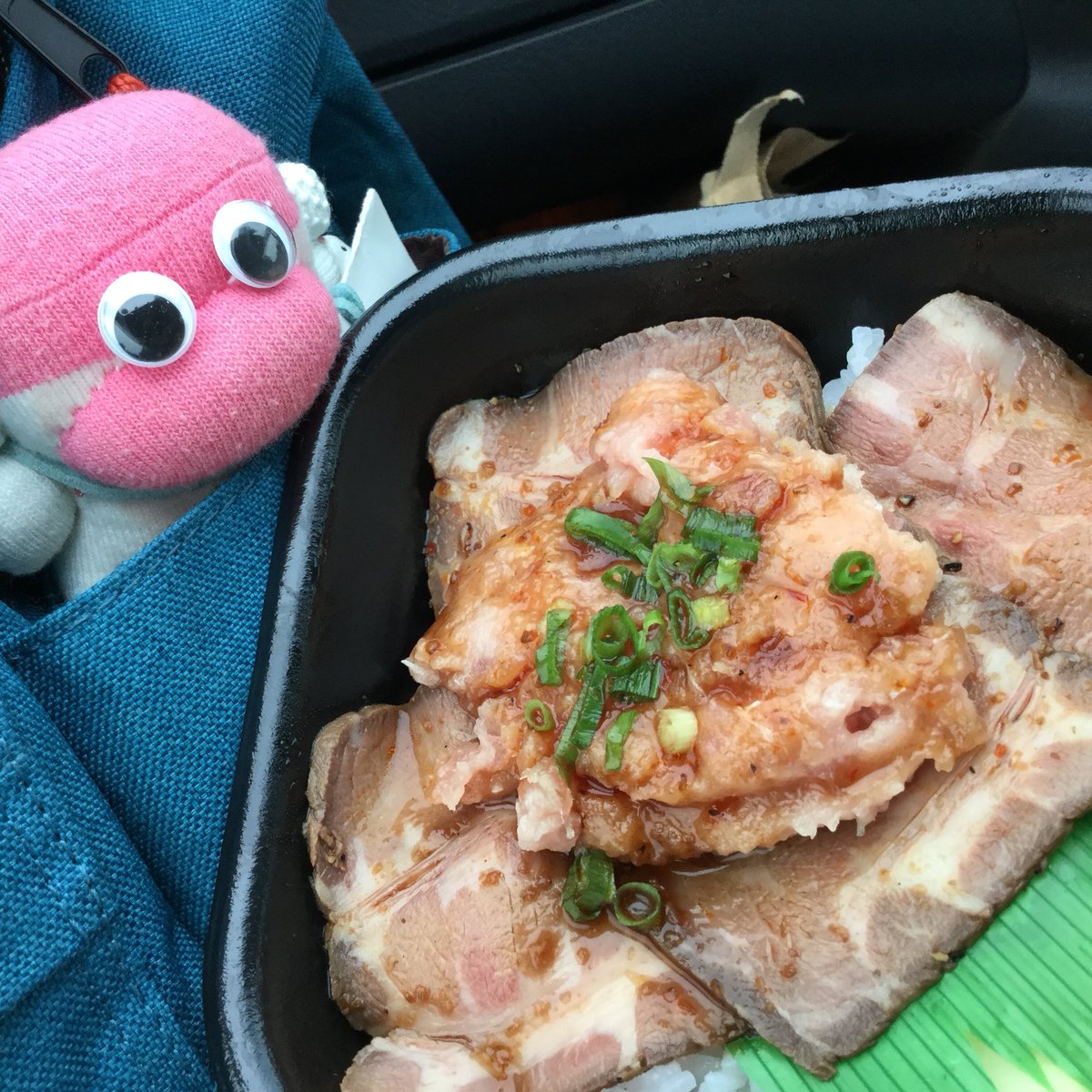 kaomaru42's tweet photo. 宇都宮のまるまる丼丸 陽東店
またまた行っちゃいました〜〜❣️
るまいんだなぁ、コレが・・・‼️
#まるまる丼丸 #るまい #ローストビーフネギトロ丼 #炙りサーモンネギトロ丼 #栃木県 #宇都宮市 #陽東店 #牛とマグロの同居なのに違和感無し #甘辛ダレがいい感じ #おのくん #MACHIBURA STATIONの隣り https://t.co/OrWkBBmtqe