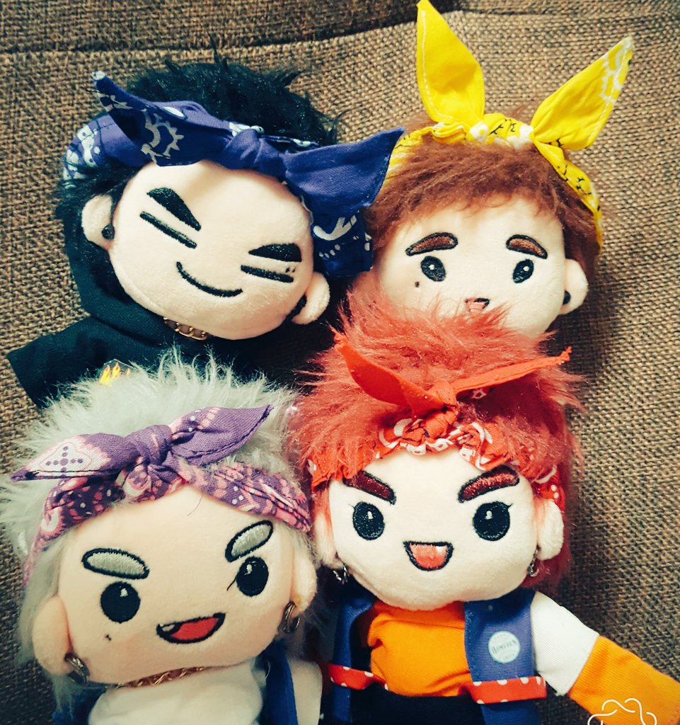 rzgff91ygmk's tweet photo. がっせぶんドールちゃんのバンダナ販売しとります👏👏
メンバーカラー＋αあります^^ 
��送希望の方はメルカリから宜しくお願いします〜大阪25、26、武道館二日目でも受け取り可能ですので興味あれば是非dmください〜🌻
 https://t.co/A514QNZpad https://t.co/nNuYrjlelQ
