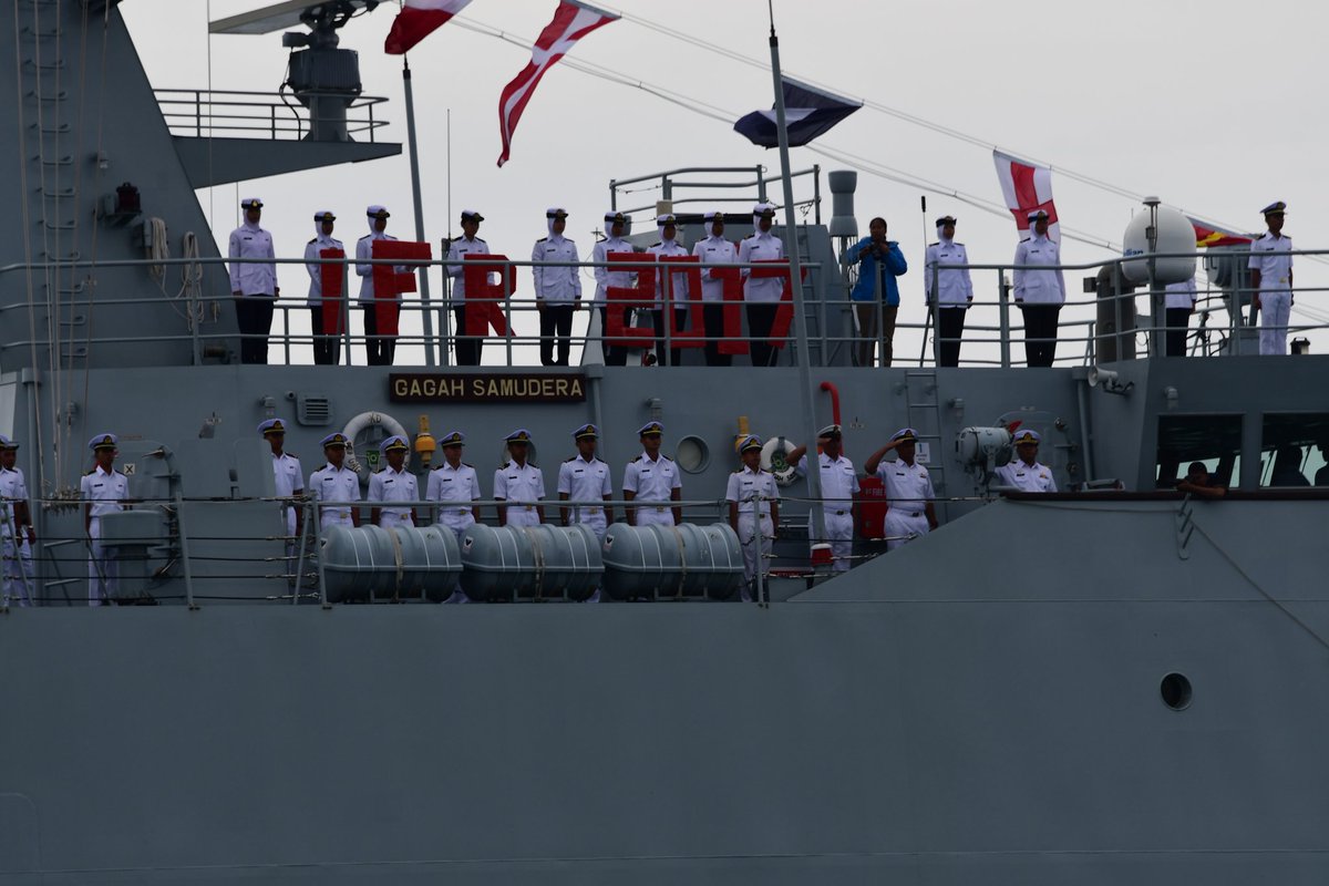 TS <a href="/mykamarul/">Kamarul</a> with the Hon. Prime Minister of Thailand waving at <a href="/KdLekiuFrigate/">KD LEKIU Frigate 30</a> and <a href="/GAGAHSAMUDERA/">KD GAGAH SAMUDERA (9MLA)</a> during the #ASEAN International Fleet Review.
#ASEAN50
#IFR2017
#DefenceDiplomacy