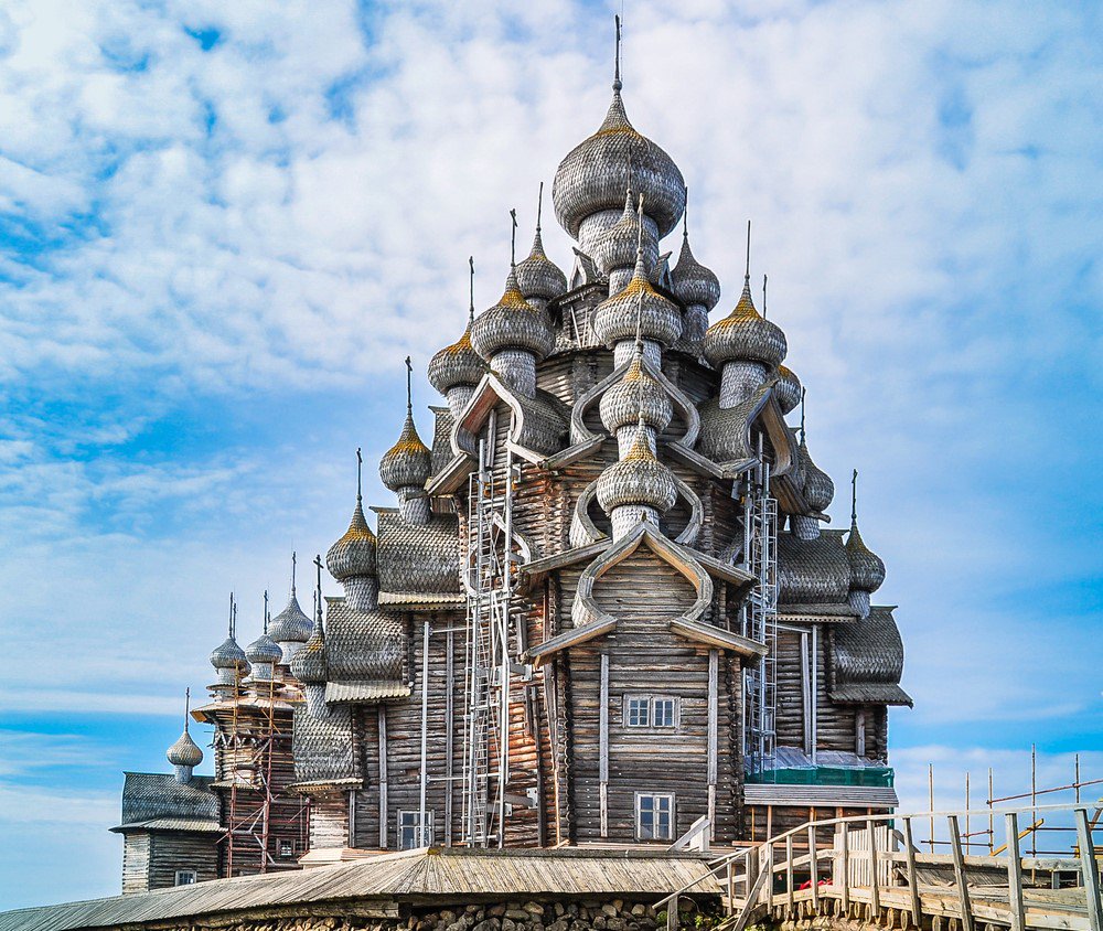 Of_Wonderland_'s tweet photo. #DidYouKnow that in #Russia exists a #church called #TransfigurationChurch, topped with 30 #Magnificent miniature #domes? It's one of the most treasured #wooden landmarks, and it looks like it’s been whisked straight out of #HarryPotter 🎩#spectacular https://t.co/XbSkQTN0a2