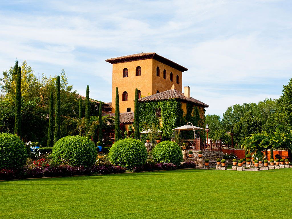 Os casáis el año que viene y aún no sabéis dónde celebrarlo?
Te realizamos el catering de tu boda convirtiéndolo en un día mágico en fincas de ensueño como <a href="/LosClaustros/">Los Claustros</a> y La Antigua Fabrica de Harinas