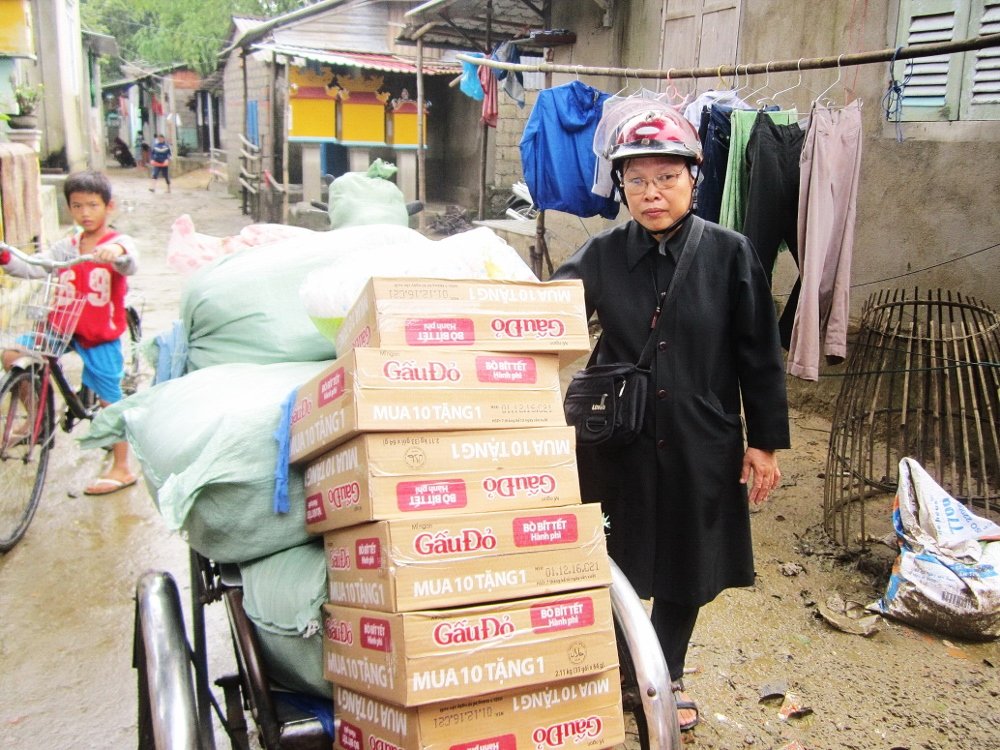 sistersreport's tweet photo. Did you hear about the typhoons, flooding, loss of life/livelihood in Vietnam? https://t.co/xRNqMyLA3v https://t.co/8cFvRwmkEa
