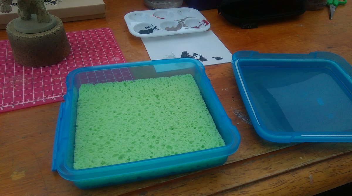 DiceThief's tweet photo. Made a wet pallet for about three quid.
Thanks Wilko's single serving sandwich boxes.
I'll give it a trial run later tonight. https://t.co/ZgjiH1w7Y7