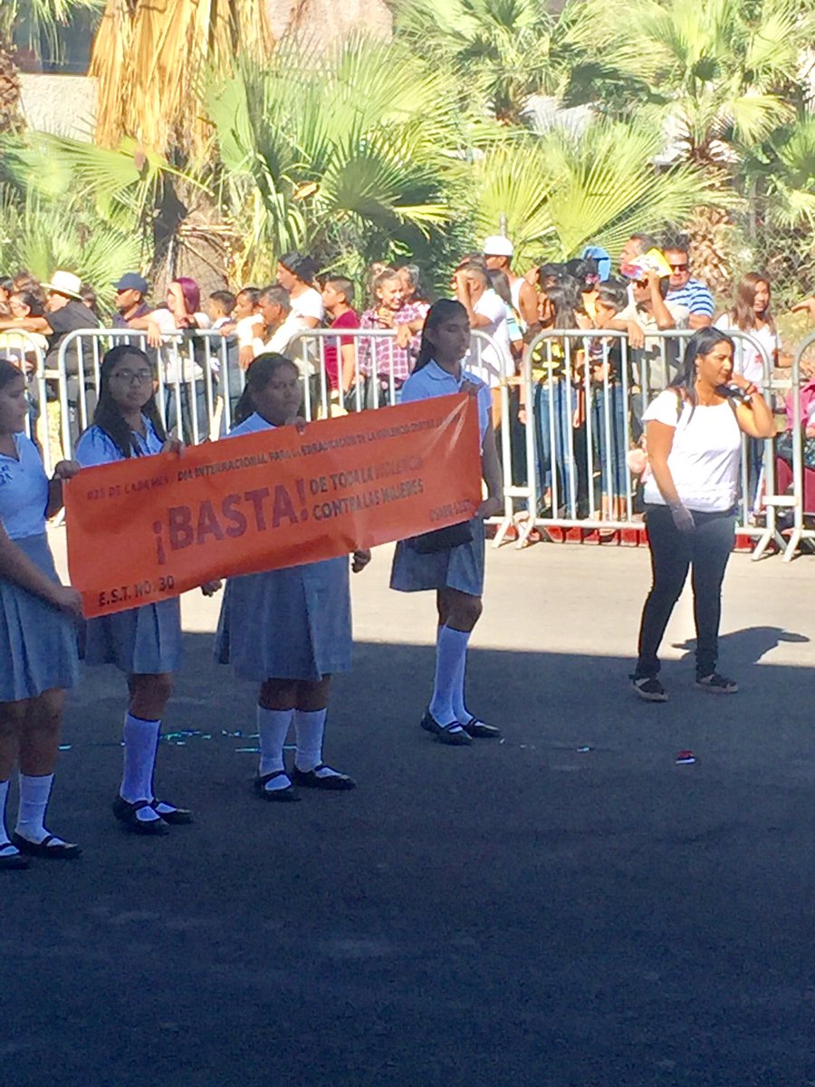 rosamariabarre8's tweet photo. Las niñas tienen derecho a disfrutar su infancia y a vivir una vida libre de violencia. #EscuelaSecundariaTec30 presente el #DiaNaranja en el desfile del 20 de Noviembre @Guaymas_2017 @Lorenzo_de_Cima @asdedecima @david_kiamy @kikigurrola https://t.co/2xPe5qsCxH