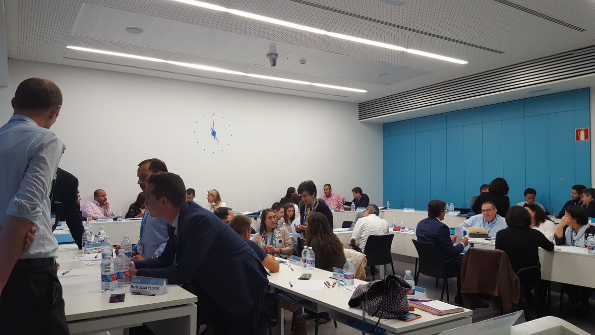SaluPedros's tweet photo. #ABCEstrategia @EDEMempresarios Trabajando en equipo las asignaturas más duras para los directivos. De la Intrategia a la Estrategia con Pilar Gómez-Acebo. https://t.co/xv47TEPzmZ
