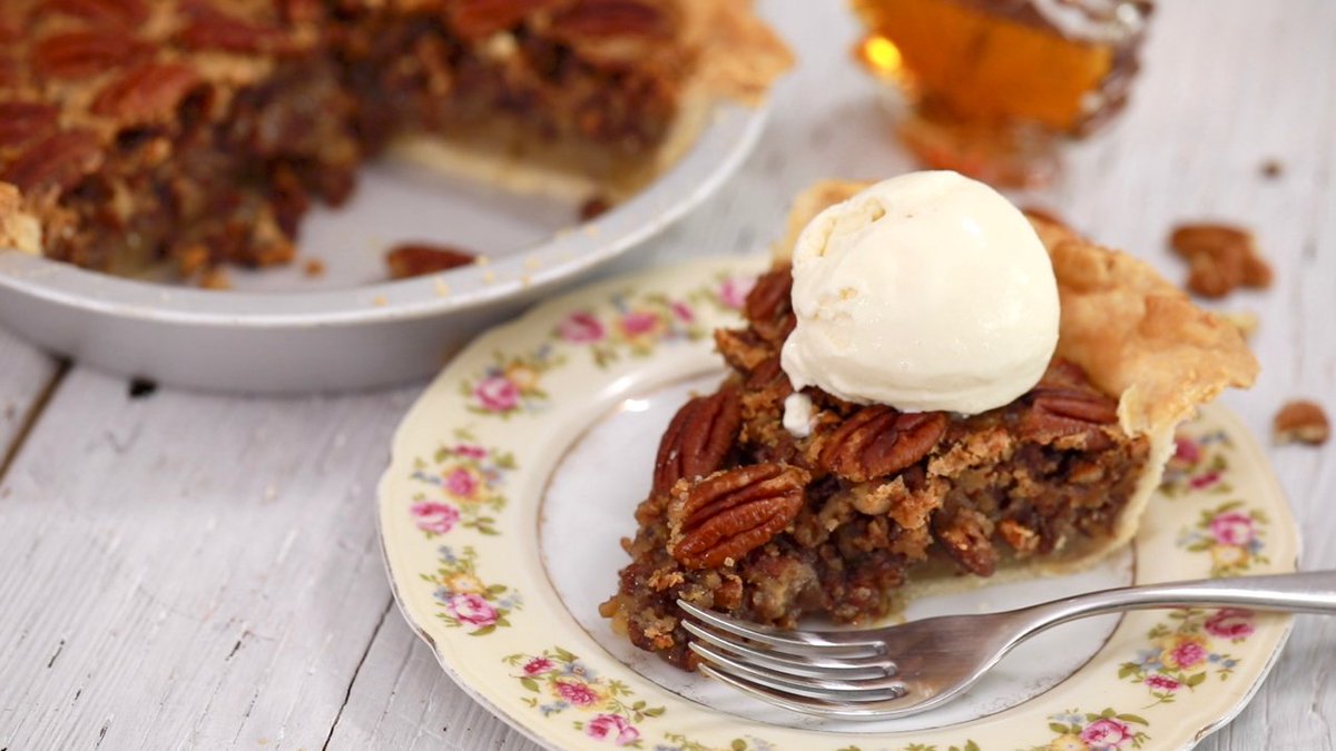 gemstaff16's tweet photo. Buttery, toasty, caramel-y goodness. My Best-Ever Pecan Pie recipe is here: https://t.co/QxfCJBhAZb #thanksgivingweek #BoldBaking #Ilovepie #Thanksgiving https://t.co/4IpnP3rERf