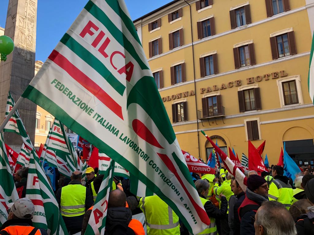 FilcaCisl's tweet photo. Concessionarie #autostrade, in 1.000 a Montecitorio per evitare 3.000 licenziamenti. 

https://t.co/SF0vuSxgV9 https://t.co/eWtXy4x09M