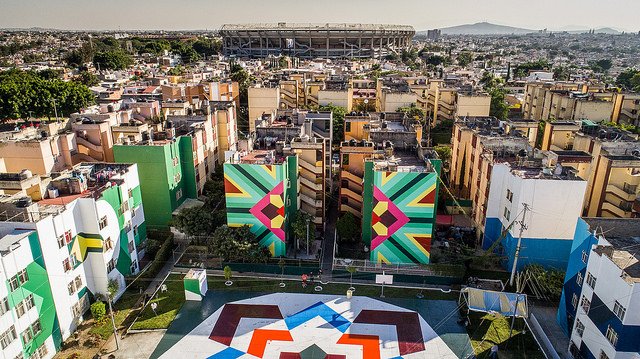 FILGuadalajara's tweet photo. ¡Faltan 5 días para la FIL!
Te compartimos parte de la intervención urbana “Niérika del colectivo madrileño @BOAMISTURA en la Unidad Habitacional Independencia. ¡Un regalo de Madrid, Invitada de Honor a Guadalajara! #GANARÁSLALUZ
Foto: ©FIL / Álvaro Pujol / Gonzalo García https://t.co/KT0TflhAuk
