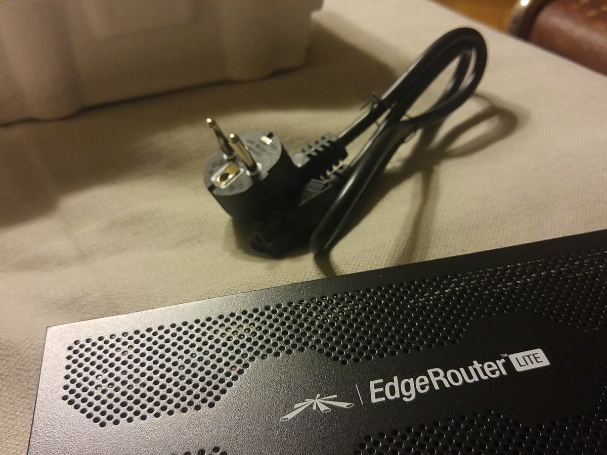 georgeberle's tweet photo. Liebe @digitec_de ist das wirklich noch immer ein Thema im Jahr 2017? #netzstecker #fail https://t.co/nwzyfFj5OF