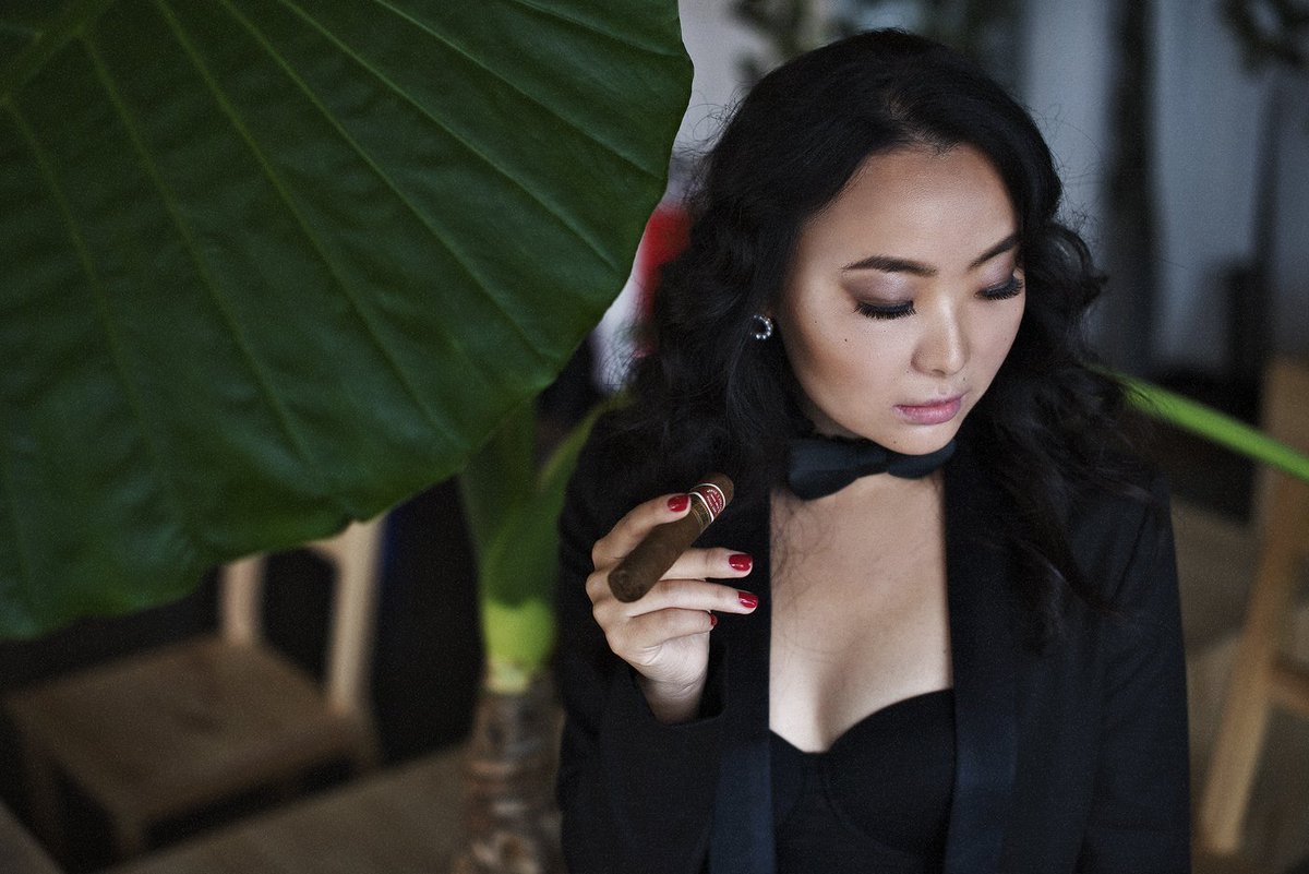 KoreaCigarClub's tweet photo. Smoking is indispensable if one has nothing to kiss.  #cigar #cigars #cigarsmokingmodel #cigarsmokerwoman #cigarsmoker #habanos #Habana #cubanos #cohiba #koreacigarclub #쿠바산시가 
#시가 #quotes #cigarquotes #Korea https://t.co/0yBmaYL10h