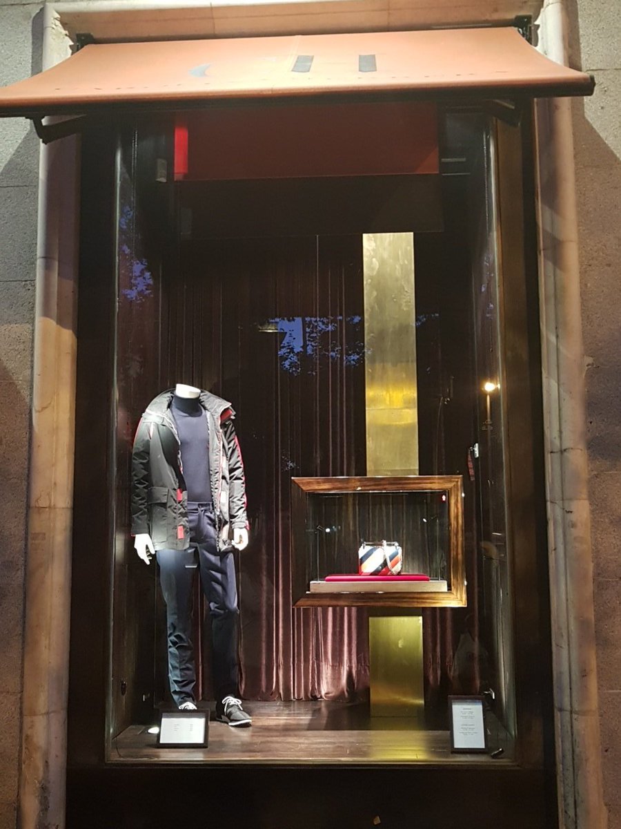CamaradeMadrid's tweet photo. Escenografía teatral #escaparatismo #visualretailtour https://t.co/U85bmEXSjL