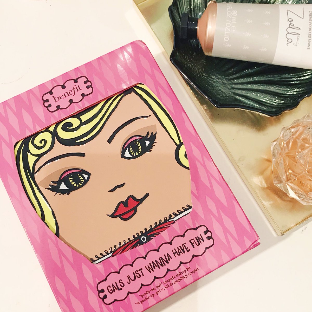 LucyJaneWood's tweet photo. 🌟 Giveaway time! ✨ Wanna win this super cute Benefit gift set? Includes mascara, brows, cheeks and eyeshadow 🎀 Just RT this tweet and follow me to enter 🧚🏻‍♀️ Ends 27/11, UK only 💕 https://t.co/cBLzg5u1Jc