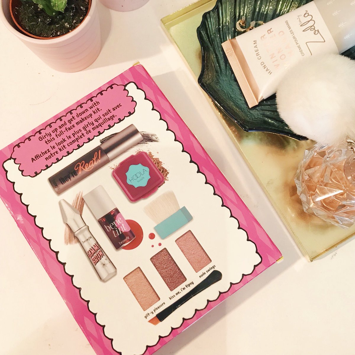 LucyJaneWood's tweet photo. 🌟 Giveaway time! ✨ Wanna win this super cute Benefit gift set? Includes mascara, brows, cheeks and eyeshadow 🎀 Just RT this tweet and follow me to enter 🧚🏻‍♀️ Ends 27/11, UK only 💕 https://t.co/cBLzg5u1Jc