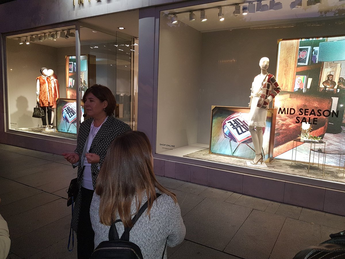 CamaradeMadrid's tweet photo. "¿Hacia donde deben mirar los maniquís? Un aspecto que hay que cuidar dado que nos invitan a entrar en el comercio" #escaparatismo #visualretailtour https://t.co/Gez5tMMQTh