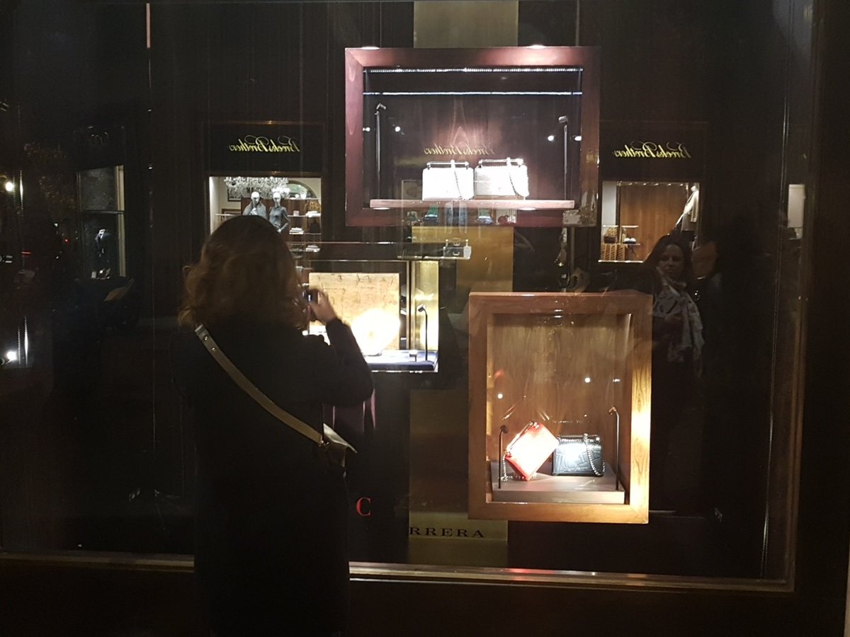 CamaradeMadrid's tweet photo. Escenografía teatral #escaparatismo #visualretailtour https://t.co/U85bmEXSjL