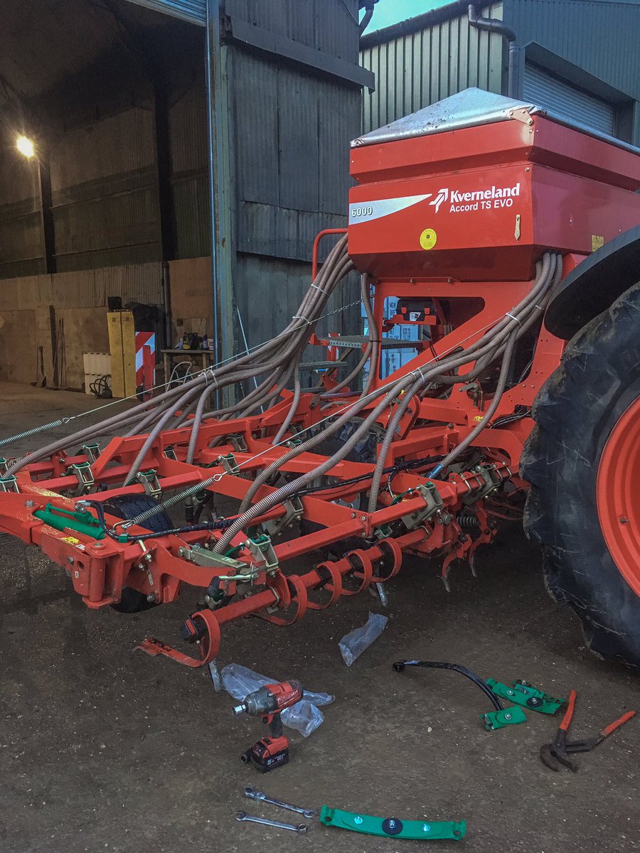 JonesWill18's tweet photo. Spruce up and service of the unsung hero before winter #kverneland #whens***hitsthefandrill https://t.co/NZX8uE64bt