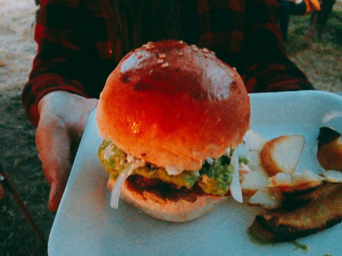 jachags's tweet photo. Hamburguesa de semilla de amapola y sésamo, guacamole y una espectacular carne https://t.co/R1Qv0y9FpA