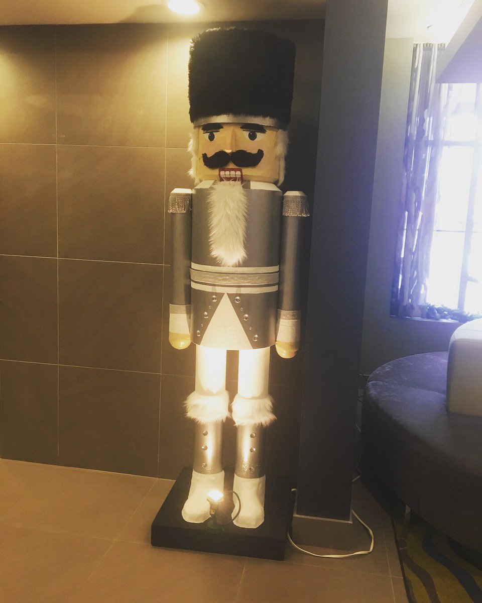 WaterfrontDwtn's tweet photo. Waterfront Hotel getting ready for the holiday season!! #happyholidays #decorated https://t.co/OG0xCiSxcJ