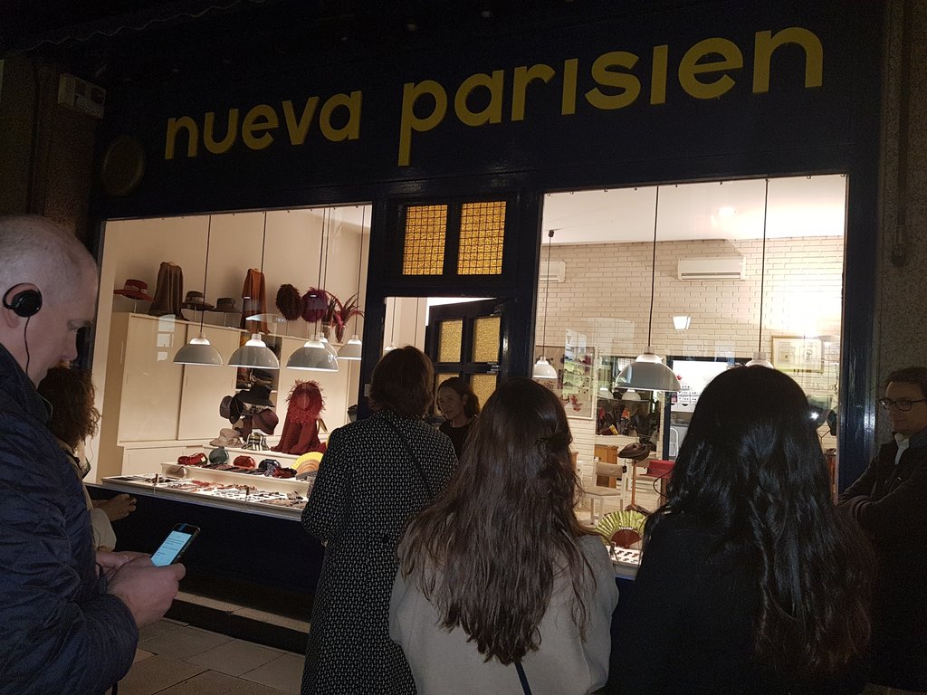 CamaradeMadrid's tweet photo. Comentando el escaparate de 'la nueva parisien' con la dueña del establecimiento. Lecciones de un  comercio madrileño centenario☺ #escaparatismo #visualretailtour https://t.co/OseJ0QHJOR