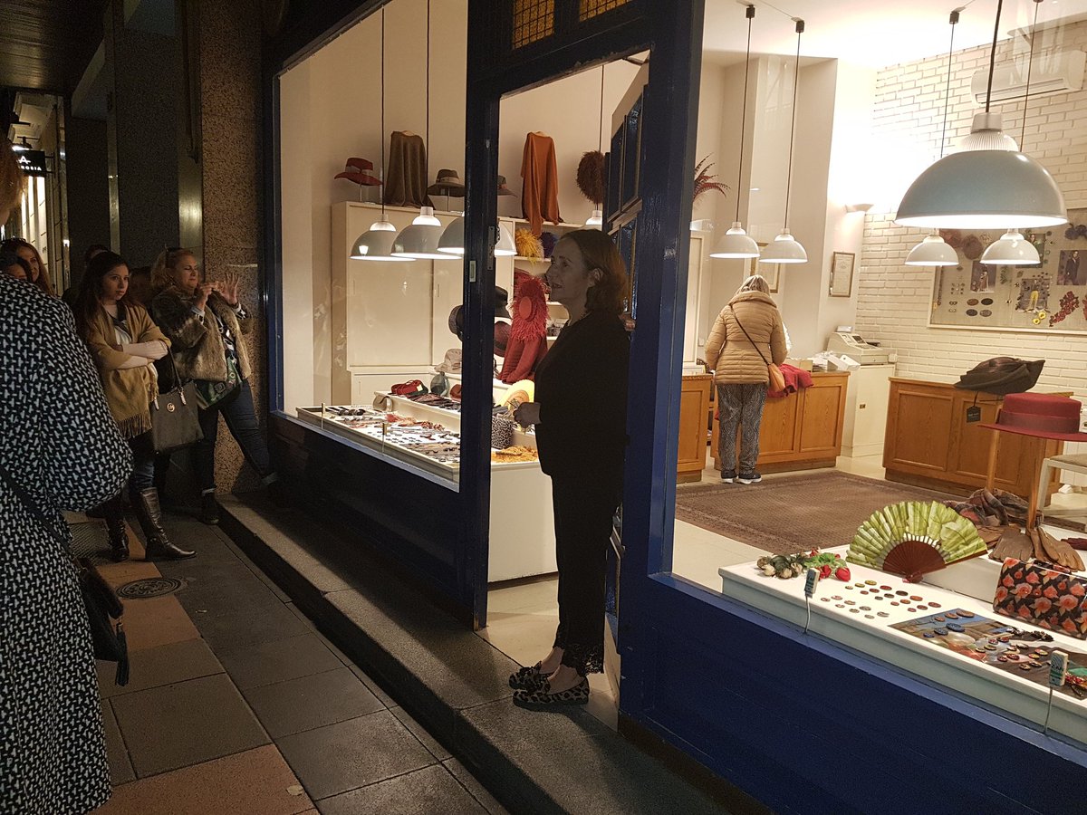 CamaradeMadrid's tweet photo. Comentando el escaparate de 'la nueva parisien' con la dueña del establecimiento. Lecciones de un  comercio madrileño centenario☺ #escaparatismo #visualretailtour https://t.co/OseJ0QHJOR