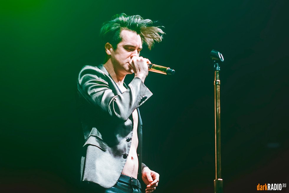 panicatourdisco's tweet photo. Some shirtless @brendonurie to celebrate the release of the DOAB vinyl 🤣
Who is buying it? #panicatthedisco #doabtour #doab #deathofabachelor #music #live https://t.co/Rw8Fz9WHrx