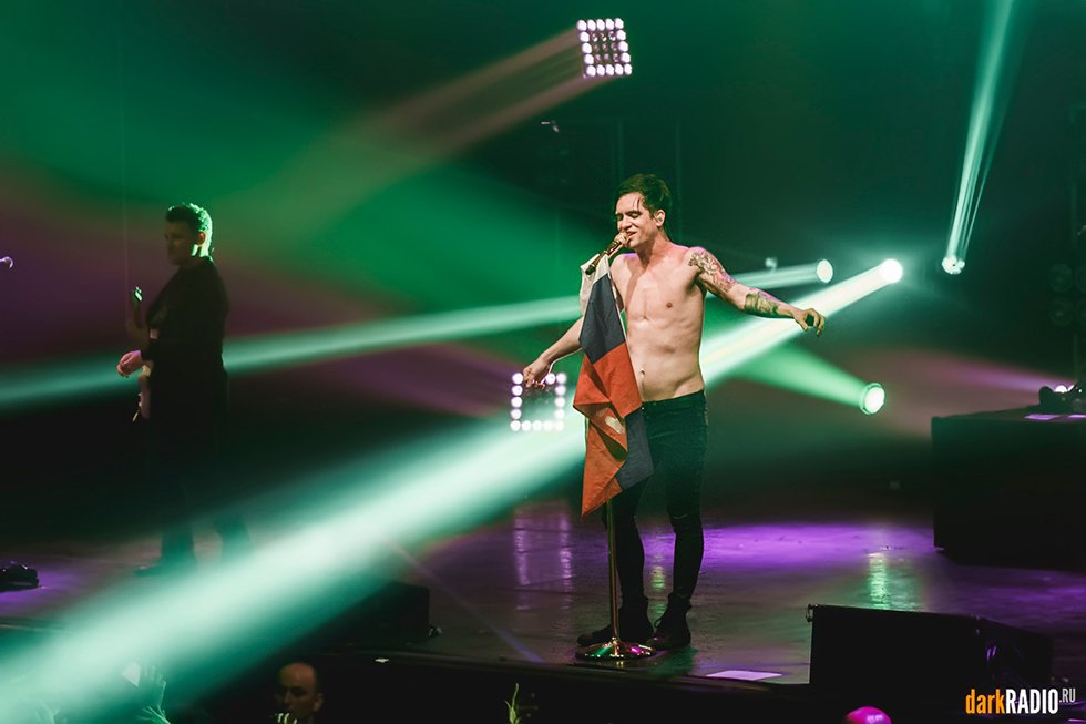 panicatourdisco's tweet photo. Some shirtless @brendonurie to celebrate the release of the DOAB vinyl 🤣
Who is buying it? #panicatthedisco #doabtour #doab #deathofabachelor #music #live https://t.co/Rw8Fz9WHrx