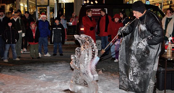 VisitMiamiCo's tweet photo. Enjoy a family Christmas tradition in #Piqua at Christmas on the Green, Dec 1st, 6-9pm! #homegrowngreat @Mainstreetpiqua https://t.co/wqriQ78Gea
