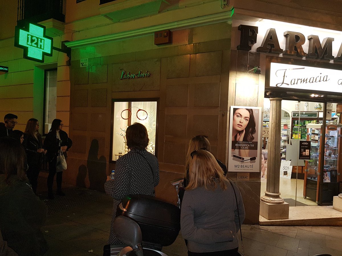 CamaradeMadrid's tweet photo. Descubriendo el planteamiento compositivo del escaparate de una farmacia #escaparatismo #visualretailtour https://t.co/5RuB1vPL0f