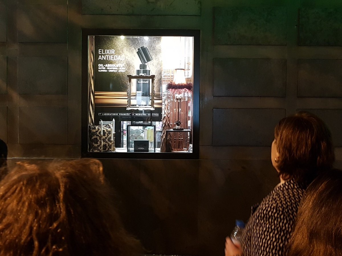 CamaradeMadrid's tweet photo. Descubriendo el planteamiento compositivo del escaparate de una farmacia #escaparatismo #visualretailtour https://t.co/5RuB1vPL0f