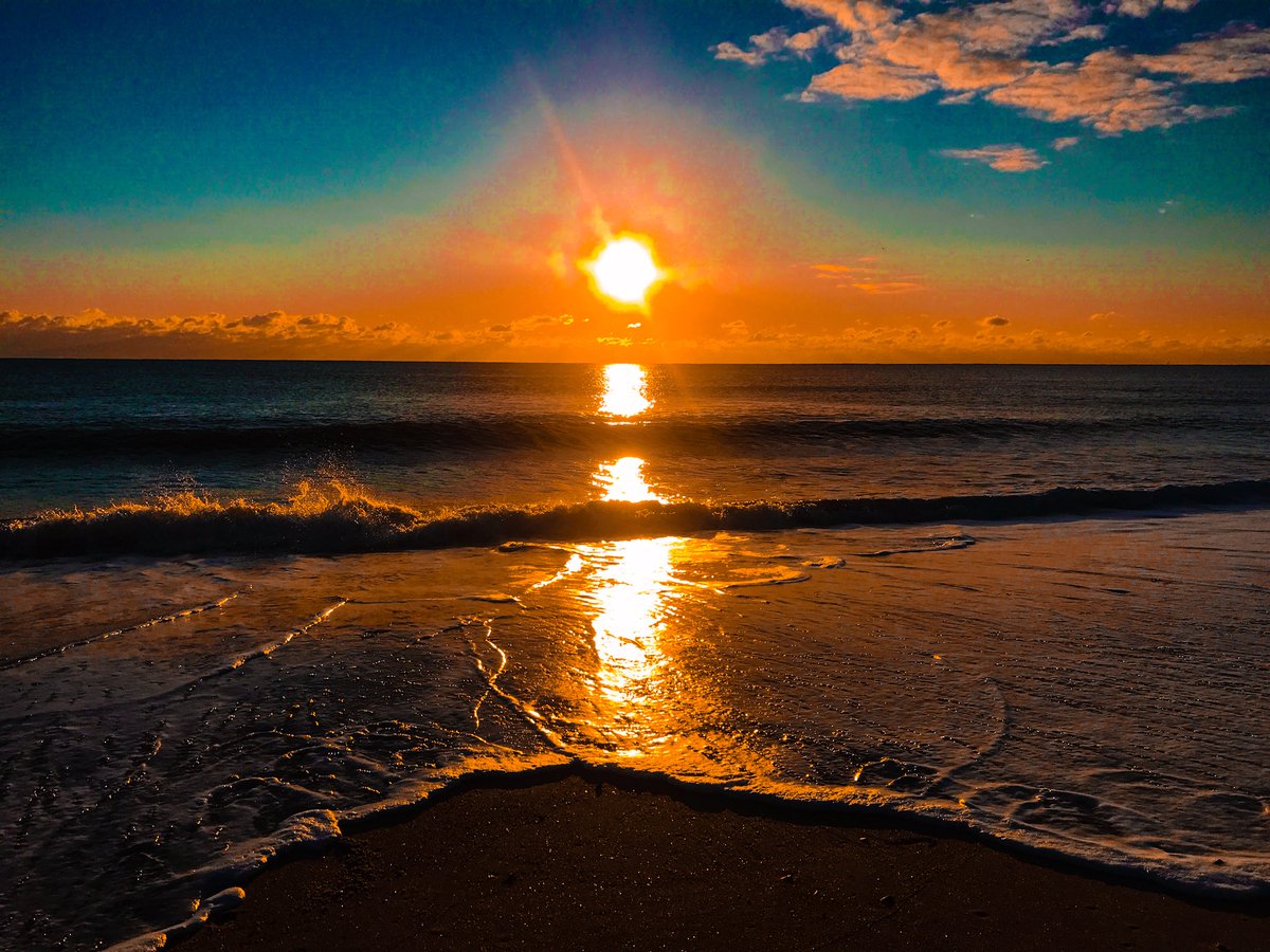 APBoardwalk's tweet image. Blue Orange. #asburypark #apboardwalk #ontheboards #sunrise #autumn #fall #ocean #surf