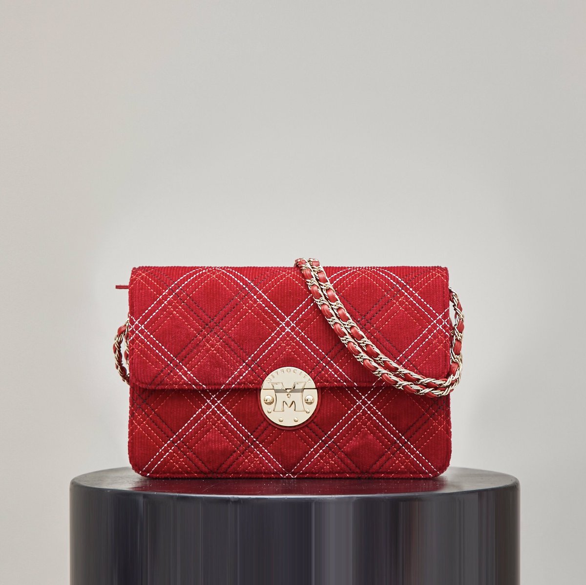 Metrocityusa's tweet photo. Attractive RED #BuonaEdition

#METROCITY #italy #milano #fashion #METROCITYLOUNGE #style #lifestyle #OOTD #WIWT #ViaBrera #life #25th #special #limited #comingsoon #colorful #fur https://t.co/GNM19v9lcY