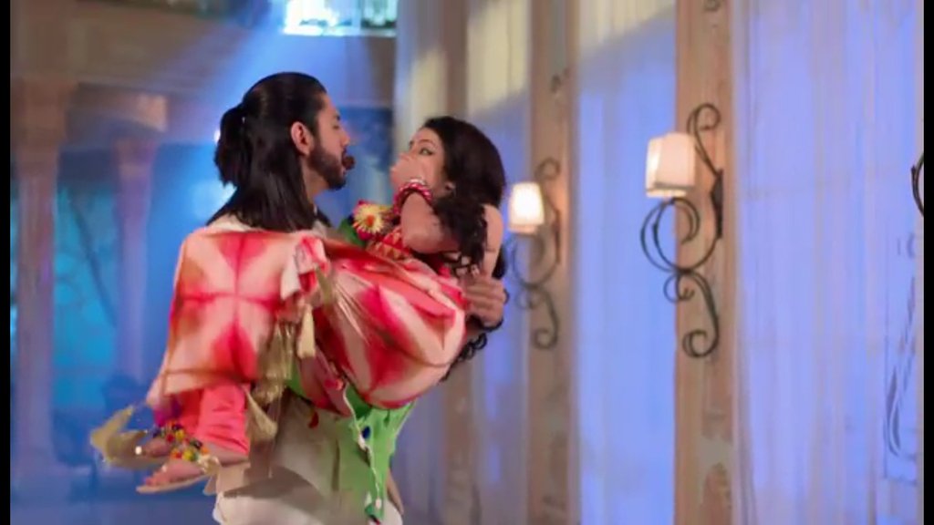Sa_ha_na_Mg's tweet photo. When #BaloonKiDukan gets Inspiration 4rm booties u lift d beauties #AwkwardRomance #Ishqbaaaz https://t.co/yfKgh7jLN4