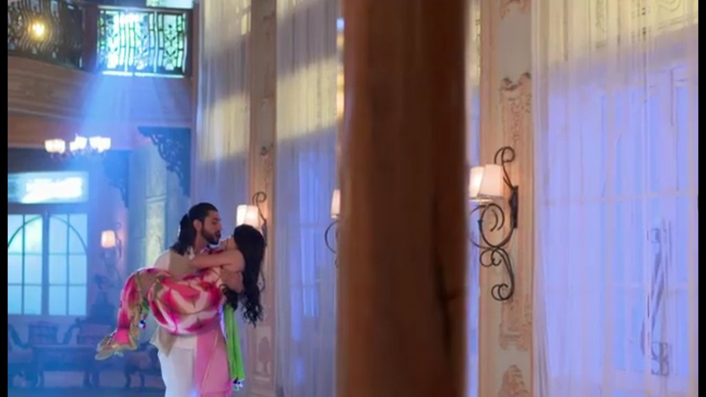 Sa_ha_na_Mg's tweet photo. When #BaloonKiDukan gets Inspiration 4rm booties u lift d beauties #AwkwardRomance #Ishqbaaaz https://t.co/yfKgh7jLN4