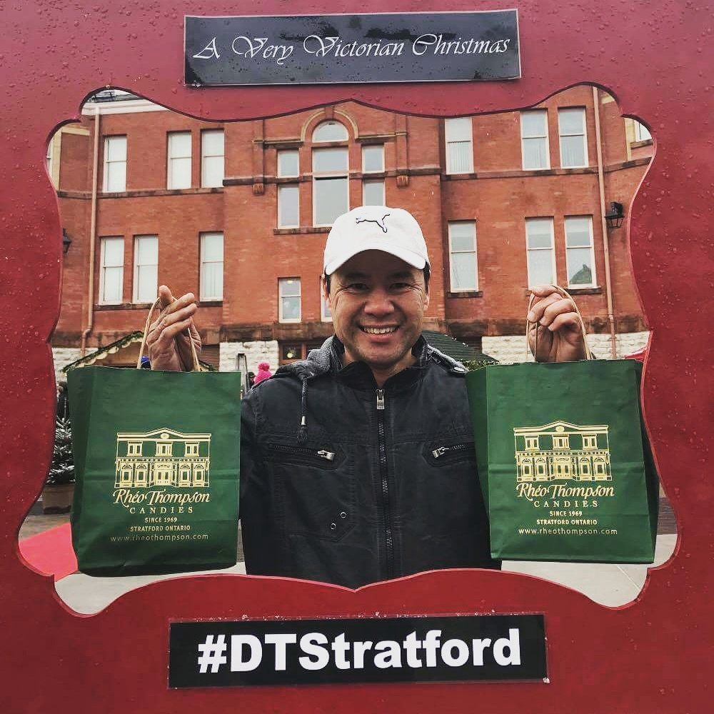 RheoThompson's tweet photo. Tanya sent us this hilarious message this morning - "Took my boyfriend to your lovely store today for the first time and he came out double fisting it!"
#dtstratford #rheothompsoncandies #shopping #toofunny #rheoface https://t.co/pFib7RW6TI
