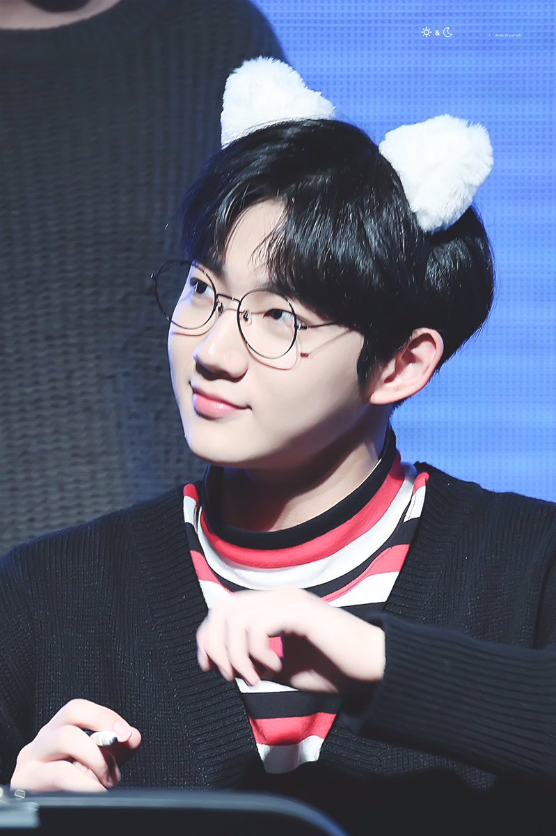 sunandmoon9901's tweet photo. <HQ>171119 대전 팬사 
오늘 따라 네가 유난히 보고 싶다❄️

#안형섭 #형섭 https://t.co/guBfHR9Lko