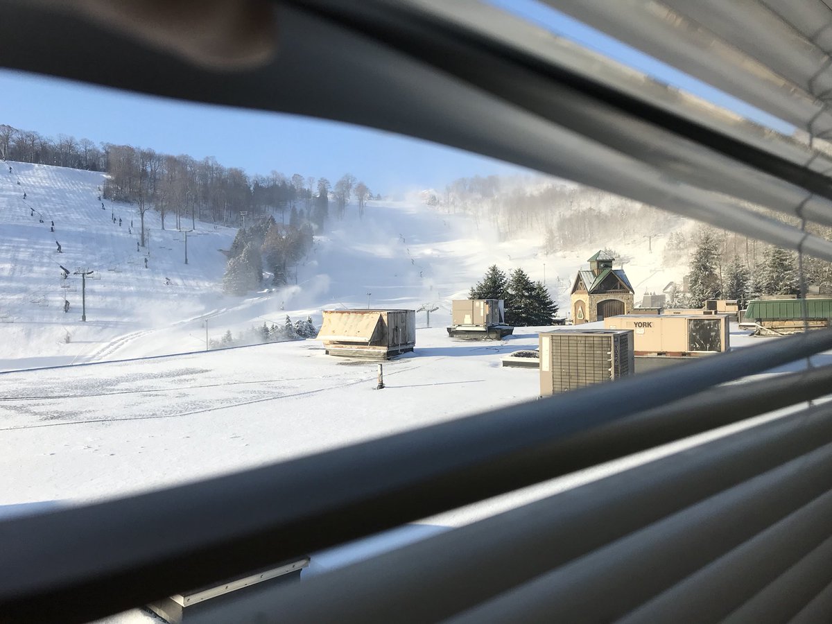 alexpmoser's tweet photo. Office shot! 23° #winterisclose https://t.co/VxovKaEEzm