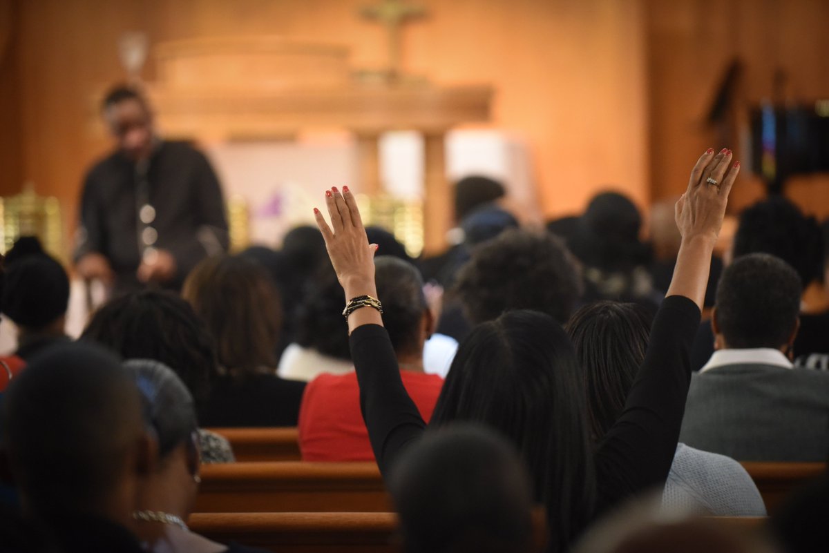 CJAphotogRaphy's tweet photo. @themzbc Dr. @leonardnsmith relays his message to the congregation "Authentic Praise - There is a blessing in Everything" #mtzion #thankful #betterIn2017 #arlington https://t.co/Vi9kGOj6eP