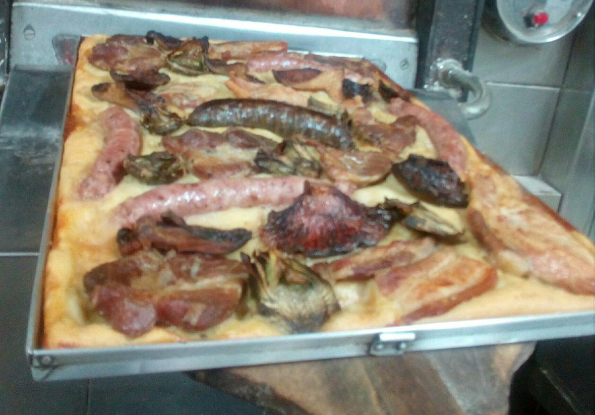 lalb22's tweet photo. Dilluns d fira @SerraAmunt ,la coca de pebrassos no pot faltar, i pastissets d moniato, pq ve la purissima. https://t.co/8tf3q1pBPc
