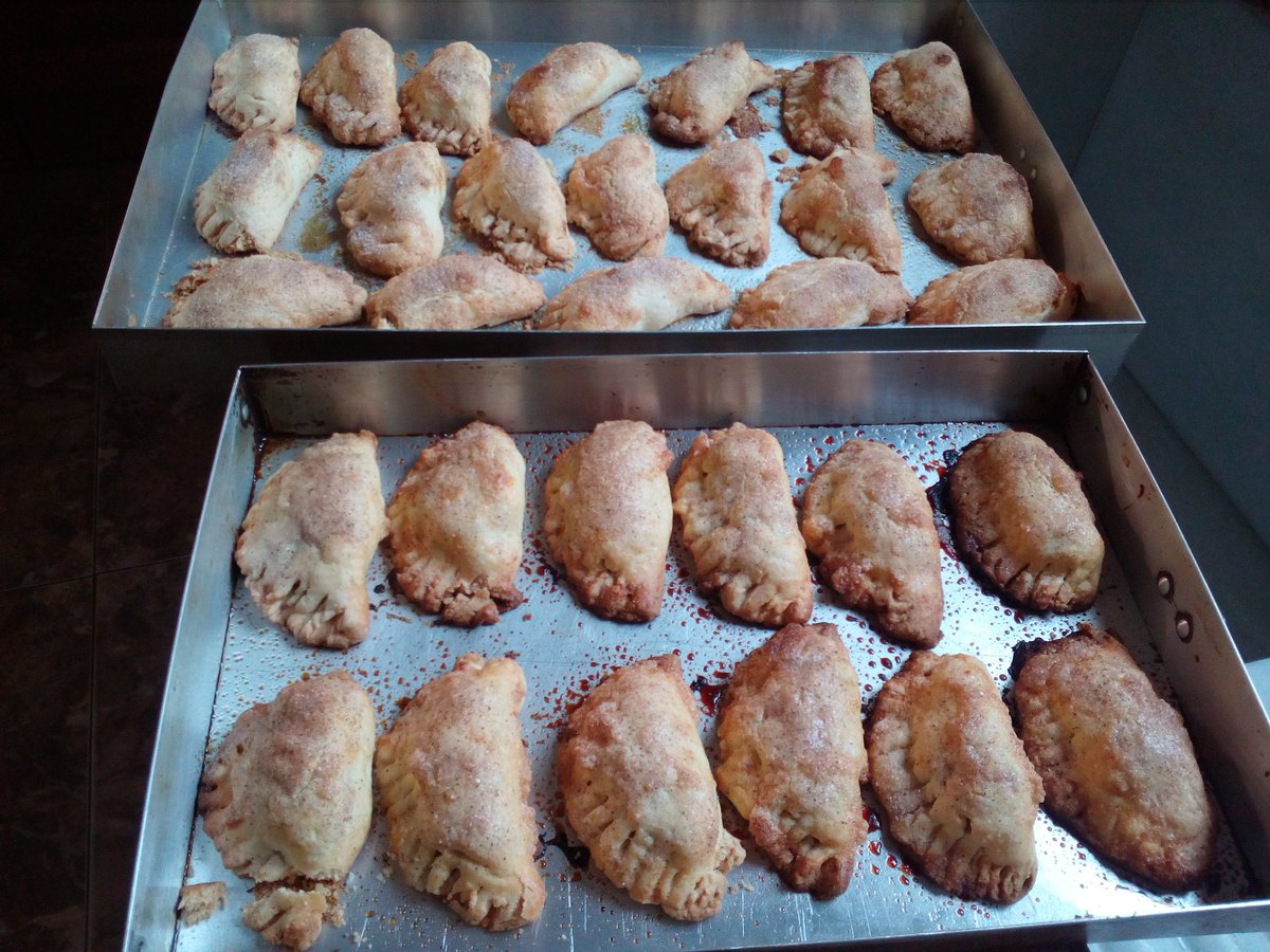 lalb22's tweet photo. Dilluns d fira @SerraAmunt ,la coca de pebrassos no pot faltar, i pastissets d moniato, pq ve la purissima. https://t.co/8tf3q1pBPc