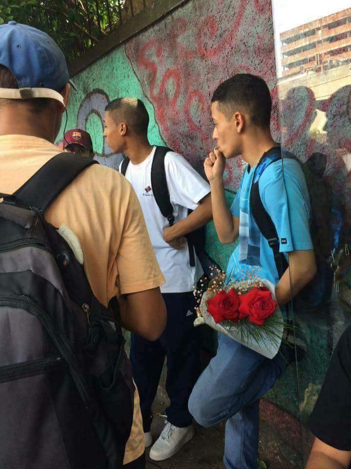 hopepics7's tweet photo. Maconheiro porém romântico. https://t.co/lRsUjzN53s