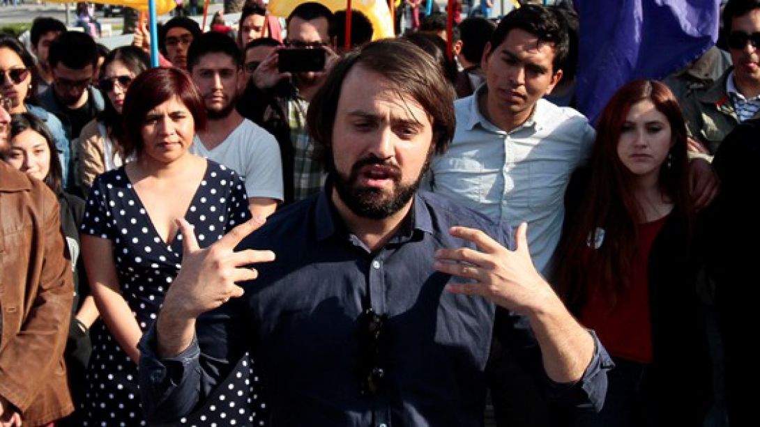 T13's tweet photo. 🔶 #TúDecides | Jorge Sharp: "El Frente Amplio tiene que declararse disponible para evitar el triunfo de Piñera" » https://t.co/W9T21Idgbf https://t.co/JLc12AFwmc