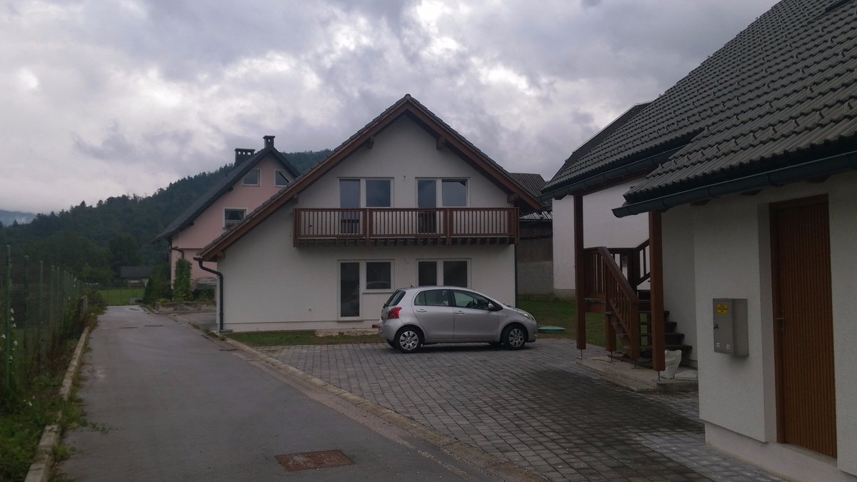 TrgBledproperty's tweet photo. PRODAMO stanovanja s svojim vrtom v dvostanovanjski hiši, 3 spalnice, velik dnevni prostor, svoje zemljišče samo 300m od Aquaparka. #TrgBled https://t.co/dOtp1iFr1l https://t.co/Rn1tGwhCBn