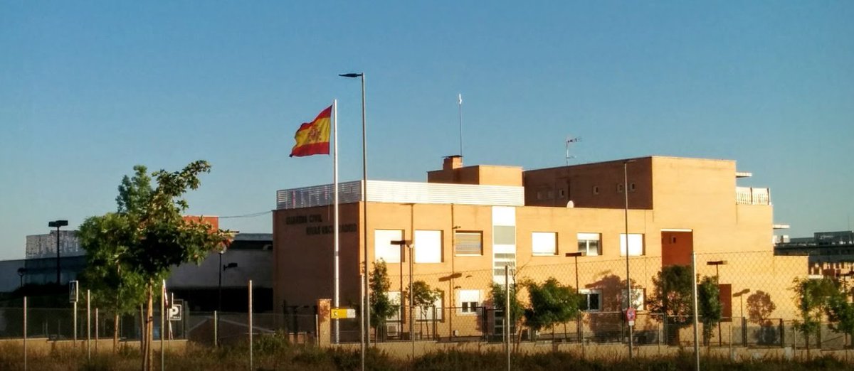 guardiacivil's tweet photo. #MuyGrandes
Juan Manuel y Germán, guardias civiles de Rivas_Vaciamadrid #Madrid salvan la vida de un bebé de 8 meses que se asfixiaba

"Que a su presentación (...) el que veía a su hijo arrastrado por la corriente de las aguas, lo crea salvado"
Cartilla del Guardia Civil 1845 https://t.co/5wfvpDkO2z