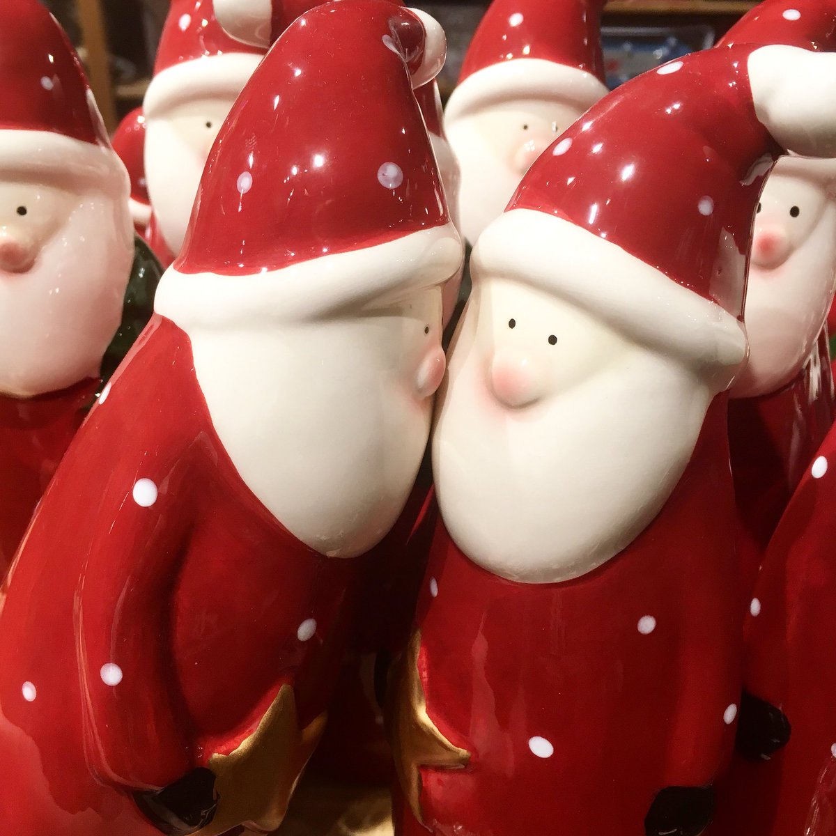 BertsHomestore's tweet photo. #santaclaus #kisses 🎄 🎅 💕 #ChristmasDecorations https://t.co/WvS6crtPrg