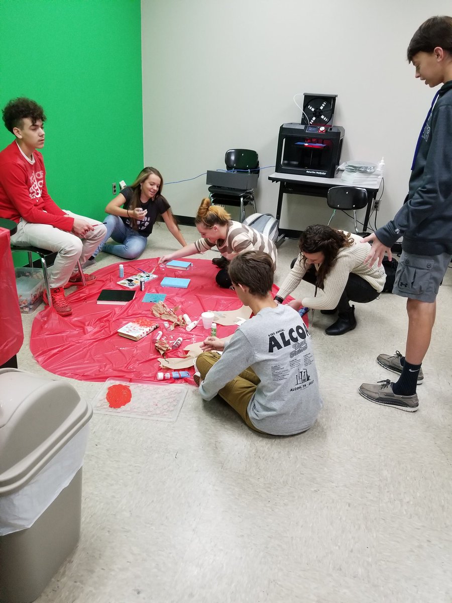 AWordyFox's tweet photo. English I students are getting some experience with project-based learning with help from Mrs. Baker in the Makerspace. #cdmakes #makerspace #STEAM https://t.co/TC0RvTwj35