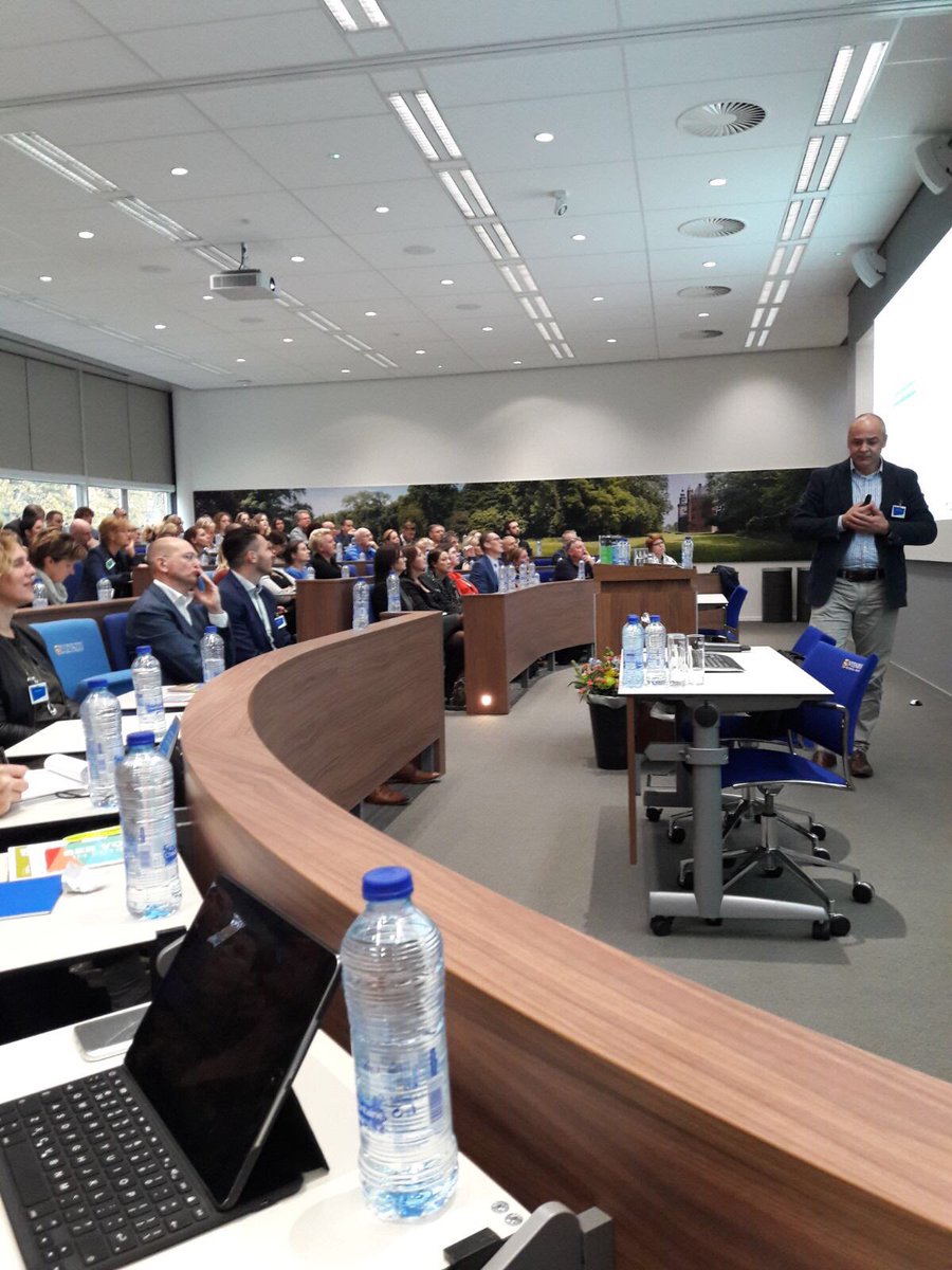 SDAwardNL's tweet photo. Interessante presentaties van @Leeuwen2 en @_willemvandalen op het #SDevent17 https://t.co/knSEMytZBt