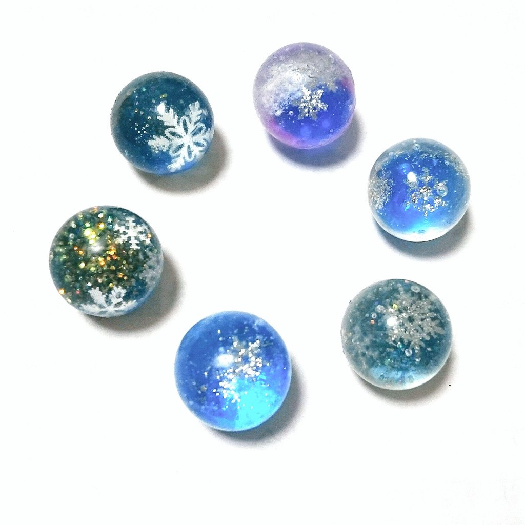 sora16to's tweet photo. 雪のまんまるレジン❄、可愛くて、楽しくて、たくさん作ってしまいました✨
ずっと使ってみたかったタグで…！

#レジンの環 https://t.co/yZM8LsXkb1