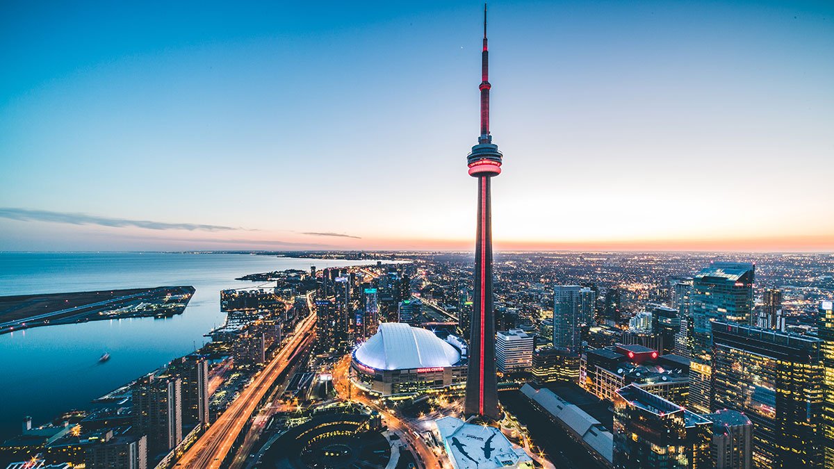 ¡Síguenos y ponte al día acerca de qué comer, a dónde ir y qué hacer en la ciudad más grande de Canadá!