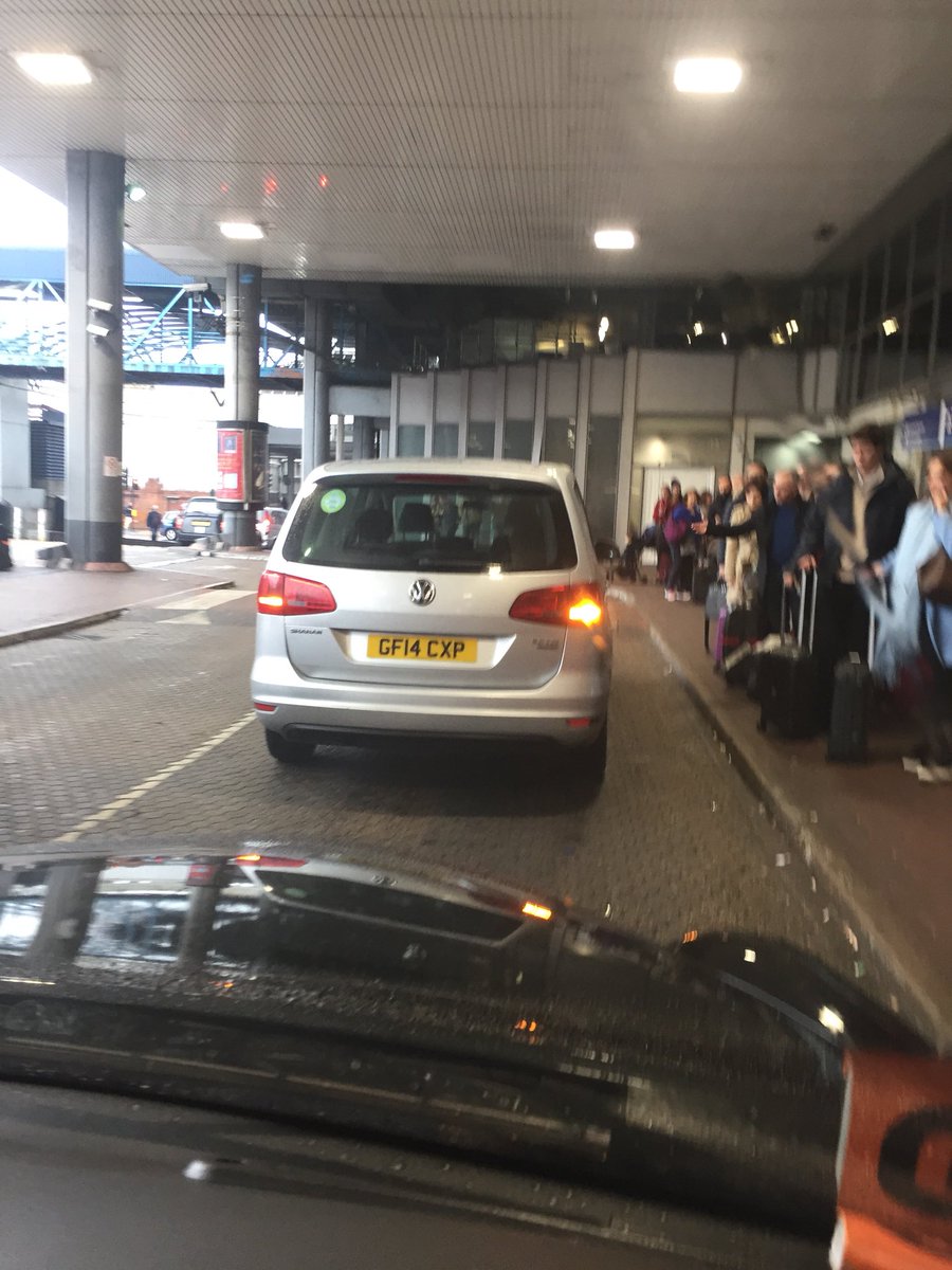 frankm1971's tweet photo. @TfLTPH @TheLTDA 20/11/17 13:40 Gatwick express TAXI pick up.
PHV GF14 CXP parked on Licensed Taxi Rank touting!! https://t.co/ES5A6dmq0x